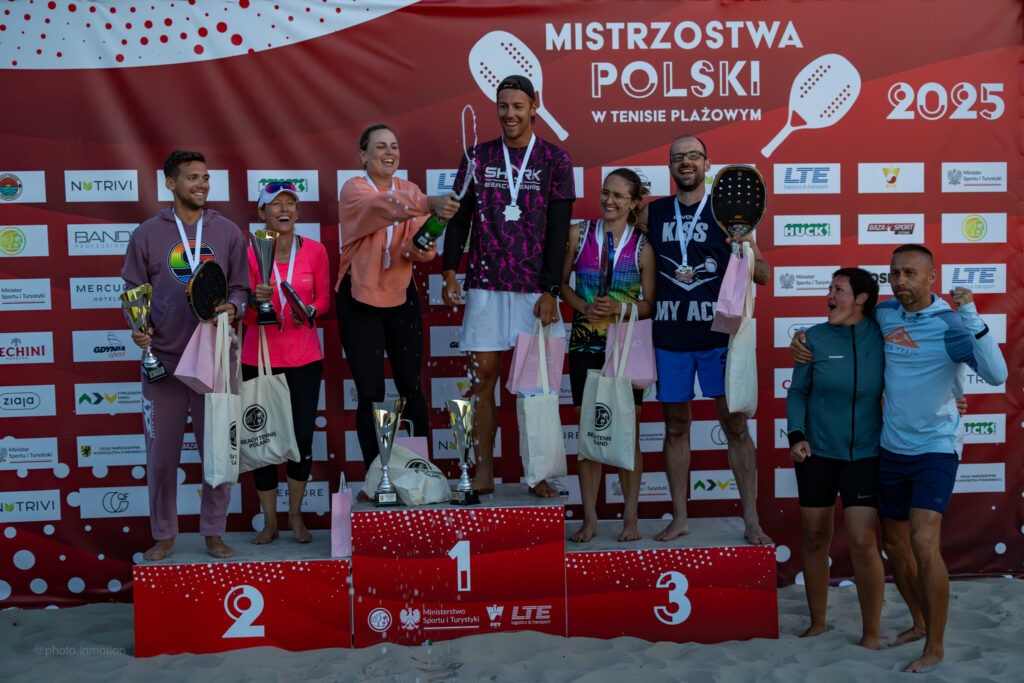 Podium mikst –Mistrzostwa Polski w Tenisie Plażowym 2025